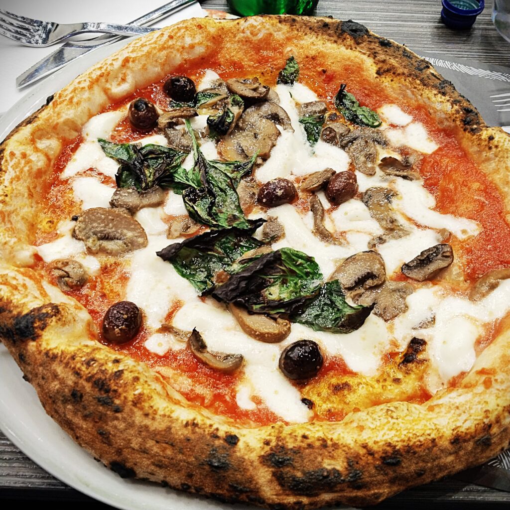 La mejor pizza de mi vida al viajar sola a Nápoles y la Costa amalfitana La mejor pizza de mi vida al viajar sola a Nápoles y la Costa amalfitana