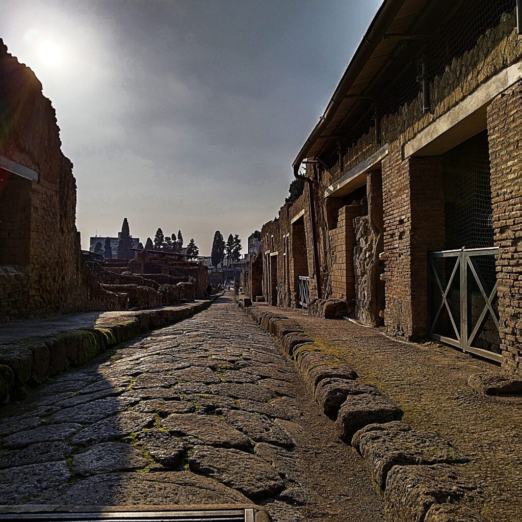 Calle principala de Herculano en como viajar sola Nápoles y Cost Amalfitana Calle principala de Herculano en como viajar sola Nápoles y Cost Amalfitana