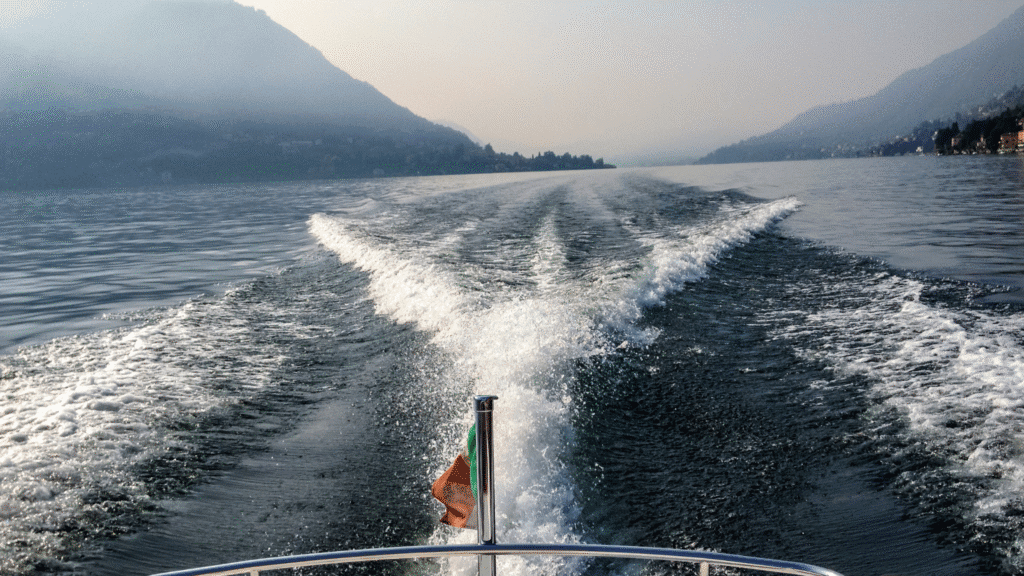 Ferry en mi trayecto al Lago di Como Ferry en mi trayecto al Lago di Como