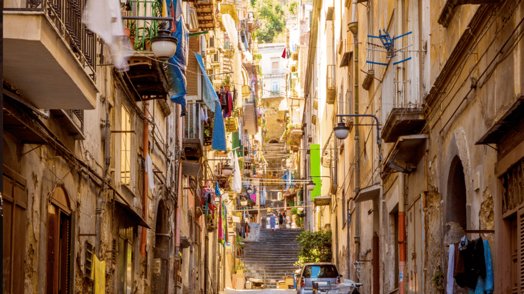 calle tipica napolitana en articulo como viajar a Nápoles y costa amalfi calle tipica napolitana en articulo como viajar a Nápoles y costa amalfi